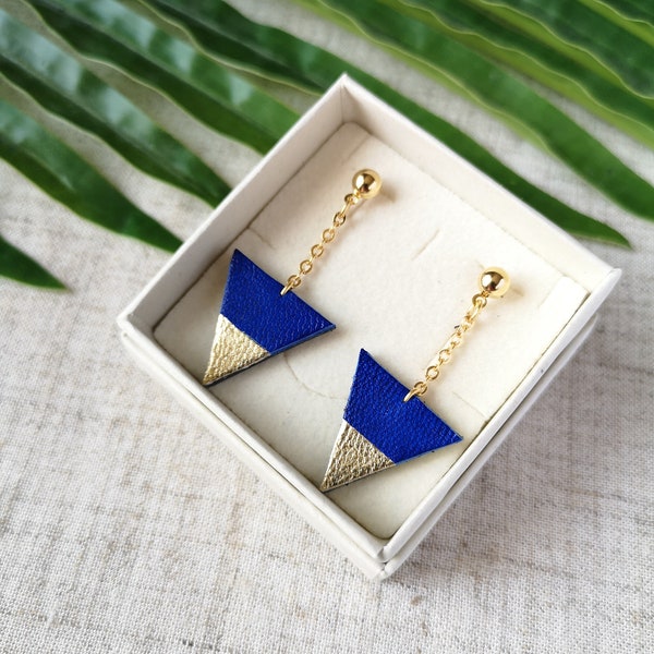 Boucles d'oreilles pendantes triangle bleu roi doré en cuir recyclé - bijou graphique plaqué or - bijoux reveillon noel 2022 pour elle