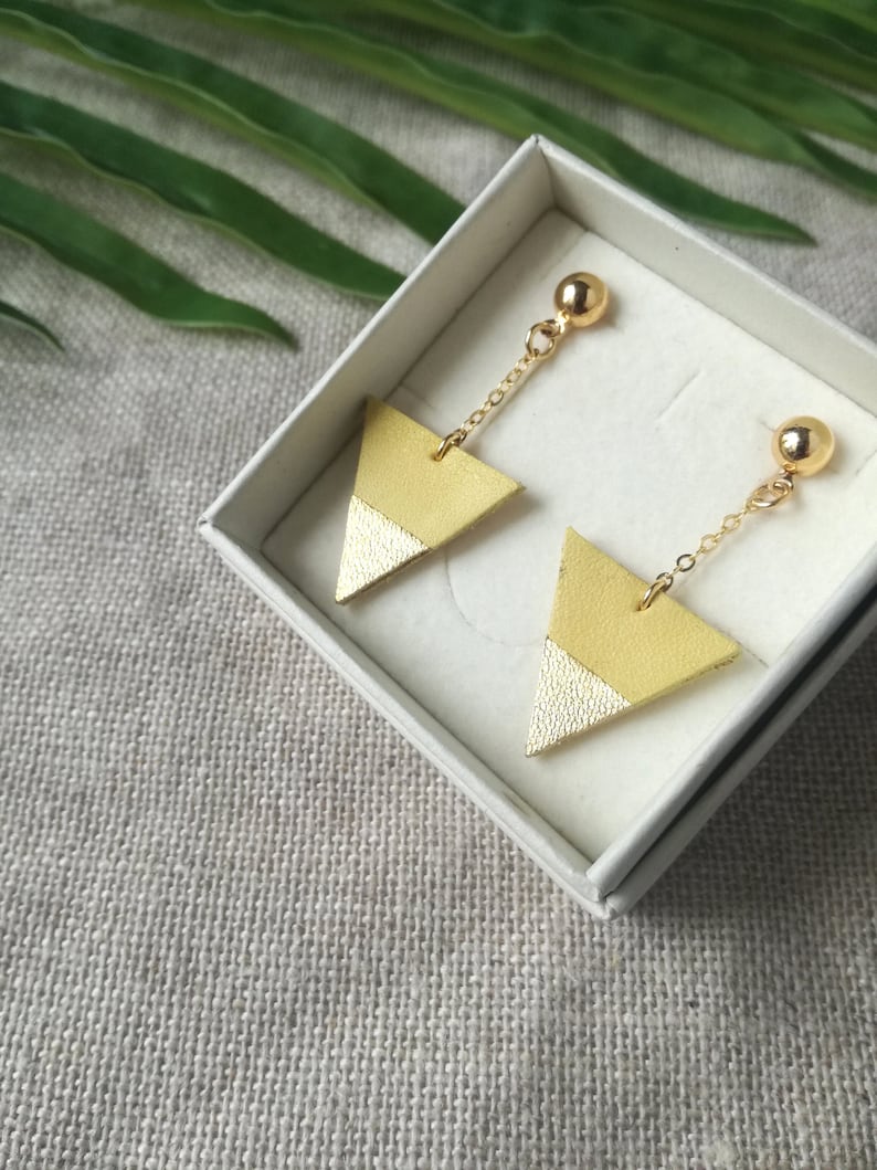 Pendientes triangulares de cuero amarillo y dorado con cadena chapada en oro Idea de regalo Upcycling de cuero reciclado Joyas de invierno para ella 2023 imagen 2