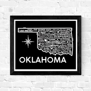 Puede incluir: Un mapa en blanco y negro de Oklahoma con el nombre del estado y la frase "The Sooner State" en texto blanco. El mapa está lleno de los nombres de las ciudades y pueblos de Oklahoma. Una rosa de los vientos está en la esquina superior izquierda.
