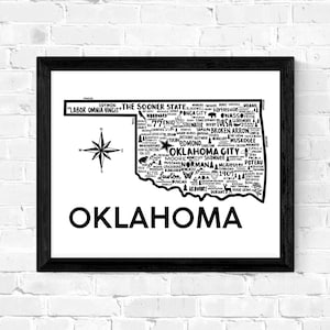 Puede incluir: Impresión de arte de tipografía en blanco y negro del estado de Oklahoma. La impresión presenta el apodo del estado "The Sooner State" y el lema "Labor Omnia Vincit". La impresión también incluye una brújula y una lista de ciudades y pueblos de Oklahoma.