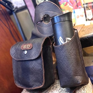Bolsa de cuero de grano completo hecha a mano con forma de cuerno, portabotellas tipo silla de montar y funda para teléfono (Hecho en EE. UU.)