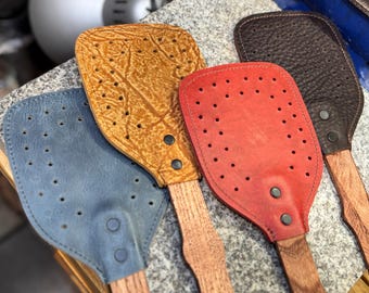 Scacciamosche in pelle fatto a mano con manico in legno, pelle pieno fiore resistente, prodotto negli Stati Uniti.