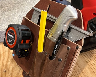 Funda de cuero para herramientas multiusos, ideal para carpinteros, constructores y ebanistas. Regalo perfecto. Fabricada en EE. UU.