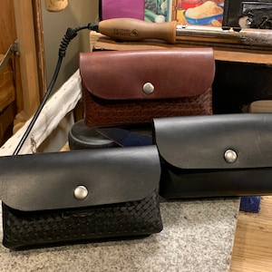 Custodia per telefono in pelle orizzontale, lavorata a mano o liscia, pelle pieno fiore fatta a mano, clip per cintura o passanti per cintura, Made in USA, magnete o scatto