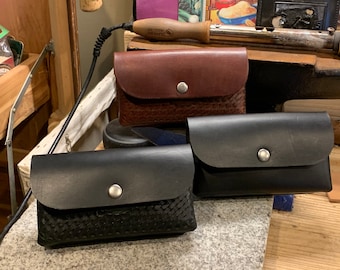 Horizontale Leder Handytasche, Hand punziert oder glatt, Handgefertigtes Vollnarbenleder, Gürtel Clip oder Gürtelschlaufen, Hergestellt in den USA, Magnet oder Snap