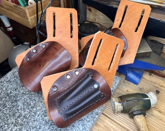 Soporte para martillo inclinado con ranuras para bolígrafo y lápiz, manga larga para evitar golpes en el mango, cuero de grano completo hecho a mano por los Amish, fabricado en EE. UU.