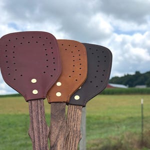 ¡Paquete sorpresa! Matamoscas de cuero con mango de madera, resistente, decoración para el hogar, regalo para la cueva del hombre, arte de pared, hecho a mano por los Amish, fabricado en EE. UU.