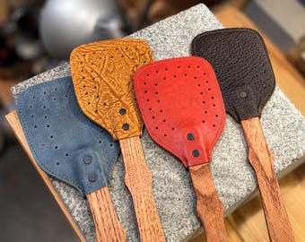 Lederfliegenklatsche mit Holzgriff, handgefertigt, robust, ideales Geschenk für die Männerhöhle, hergestellt in den USA