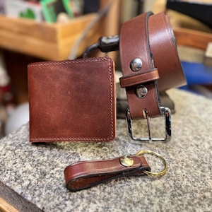 Paquete de regalo de cuero para padrinos de boda: cinturón, billetera y llavero - HECHO EN ESTADOS UNIDOS - Cuero de plena flor
