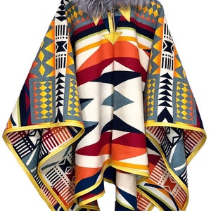 Könnte beinhalten: Ein farbenfroher Poncho mit einer Kapuze aus grauem Fell. Der Poncho hat einen gelben Saum und ein geometrisches Muster.