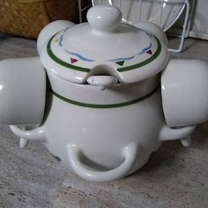 The Everything Pot Tureen Soup Bowls and Ladle Chili Chowder Stew - Missing One Bowl