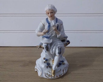 Figurina vintage in porcellana bianca e blu del bosco di Vienna. Figurina in porcellana di ragazzo con colombe