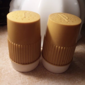 Retro Plastic Salt and Pepper shaker set