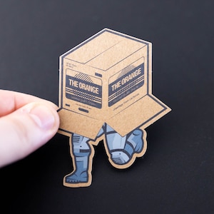 Metal Gear Solid Snake - kartonnen doos van kraftpapier - 3 x 2 inch - de oranje stiekeme doos - laptopsticker grote baas spionageactie