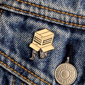 Pin de esmalte de serpiente de Metal Gear Solid - Caja de cartón - 1 pulgada - La caja naranja furtiva - Acción de espionaje del gran jefe