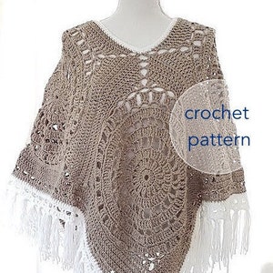Puede incluir: Un poncho de ganchillo con un borde de flecos blancos. El poncho está hecho con hilo marrón y presenta un patrón circular en el centro. El texto "crochet pattern" es visible en la imagen.