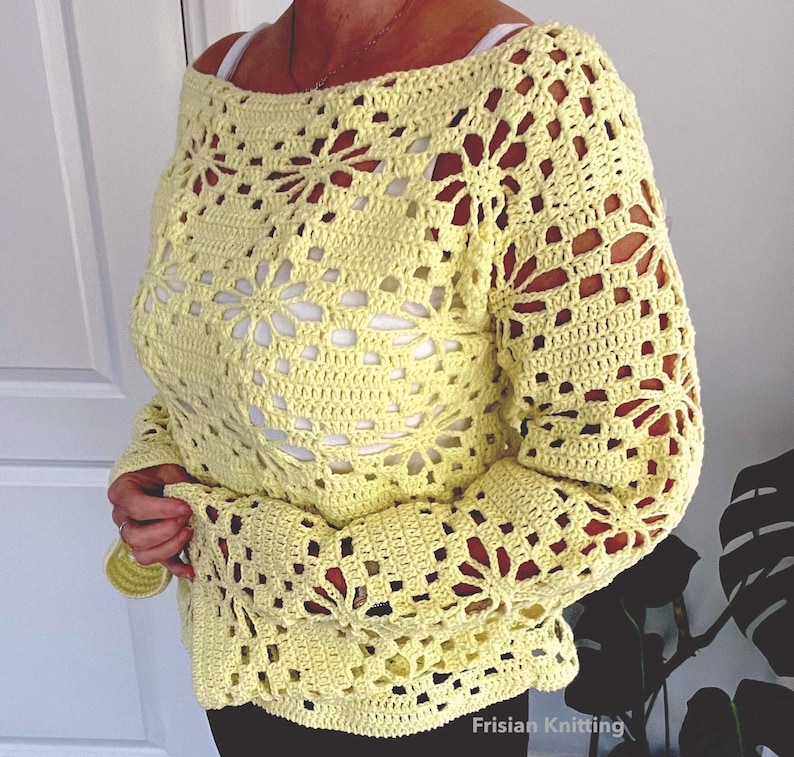 Puede incluir: Un top de crochet amarillo con un patr&oacute;n cuadrado y un dise&ntilde;o calado. El top tiene un escote amplio y mangas largas.