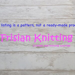 Op de afbeelding: Een witte houten achtergrond met de tekst "this listing is a pattern, not a ready-made product" in blauw en "Frisian Knitting Crochet and knitting tutorials" in roze.
