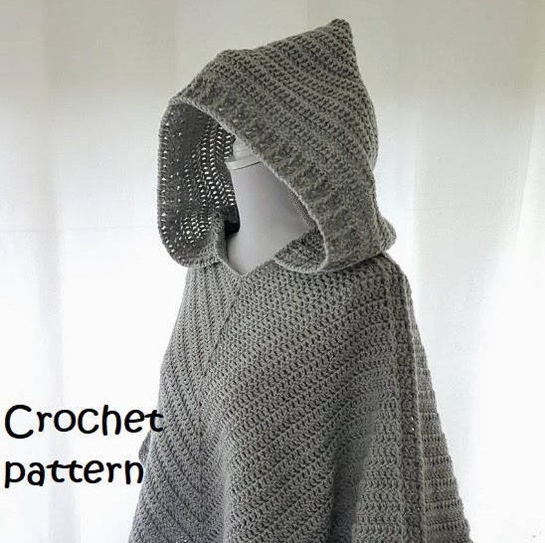 K&ouml;nnte beinhalten: Grauer H&auml;kelponcho mit Kapuze und einfachem Stichmuster. Der Poncho hat einen weiten, offenen Ausschnitt und eine lockere Passform.