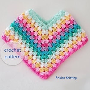 Puede incluir: Un poncho de crochet colorido con un patrón de arcoíris. El poncho está hecho con un punto de granny square y tiene un cuello en V. El texto "crochet pattern" es visible en la imagen.