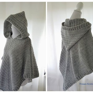 K&ouml;nnte beinhalten: Grauer, geh&auml;kelter Poncho mit Kapuze und V-Ausschnitt. Der Poncho befindet sich auf einer wei&szlig;en Puppe.