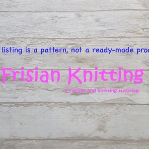 K&ouml;nnte beinhalten: Ein wei&szlig;er Holzgrund mit dem Text "this listing is a pattern, not a ready-made product" in Blau und "Frisian Knitting Crochet and knitting tutorials" in Rosa.