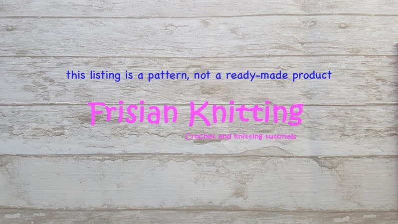 K&ouml;nnte beinhalten: Ein wei&szlig;er Holzgrund mit dem Text "this listing is a pattern, not a ready-made product" in Blau und "Frisian Knitting Crochet and knitting tutorials" in Rosa.