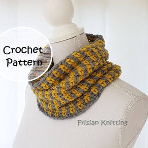 Op de afbeelding: Een grijze en gele gehaakte cowl neck sjaal. De sjaal is op een wit mannequin. De tekst "Crochet Pattern" staat in een cirkel op de afbeelding. De tekst "Frisian Knitting" staat onderaan de afbeelding.