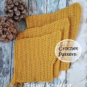 Op de afbeelding: Een gehaakte baby muts in een mosterdgele kleur met een strik aan de onderkant. De muts is dubbelgevouwen en de tekst "Crochet Pattern" is zichtbaar in een cirkel. De tekst "Frisian Knitting" is ook zichtbaar onderaan de afbeelding.