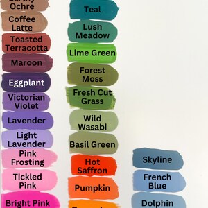 Puede incluir: Una carta de colores con 30 colores de pintura, cada uno con un nombre. Los colores est&aacute;n dispuestos en tres columnas. La primera columna tiene colores como Country Twill, Wild Truffle, Earthy Ochre, Coffee Latte, Toasted Terracotta, Maroon, Eggplant, Victorian Violet, Lavender, Light Lavender, Pink Frosting, Tickled Pink, Bright Pink y Wild Rose. La segunda columna tiene colores como Ocean View, Turquoise, Teal, Lush Meadow, Lime Green, Forest Moss, Fresh Cut Grass, Wild Wasabi, Basil Green, Hot Saffron, Pumpkin, Tangerine y Mandarin. La tercera columna tiene colores como Skyline, French Blue, Dolphin y Crystal Blue.