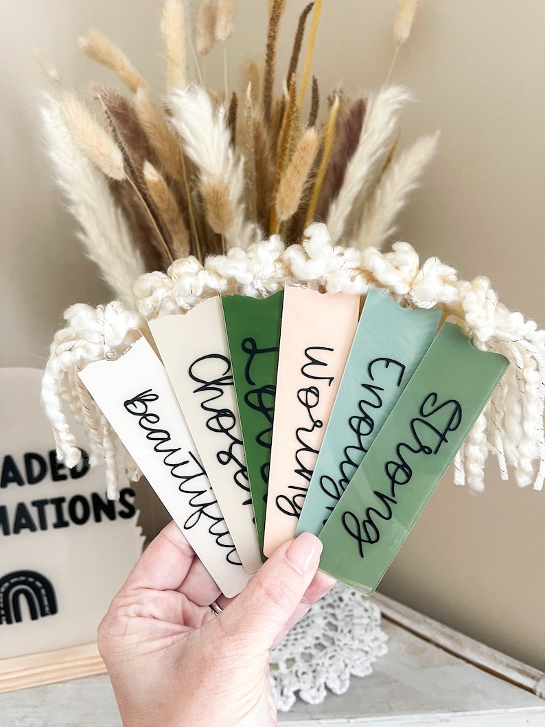 Puede incluir: Conjunto de seis marcap&aacute;ginas verdes, beige y blancos con letras de caligraf&iacute;a negra. Las palabras en los marcap&aacute;ginas son "Strong", "Everything", "Morning", "Chosen", "Love" y "Beautiful".
