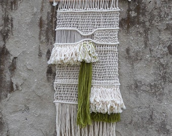 Macrame wandkleed met olijfkleurige franjes