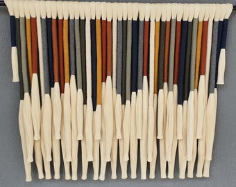 Arte textil natural: tapiz de macramé multicolor para pared.