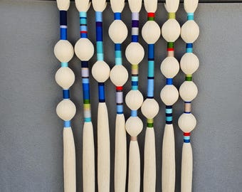 Decoración de pared con motivos costeros: Bolas coloridas de macramé para sala de estar, 101,6 cm de alto.