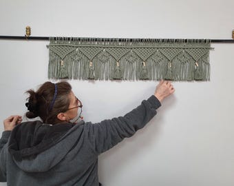 Cortina de ventana con cenefa de macramé color salvia, estilo bohemio, cenefas cortas.