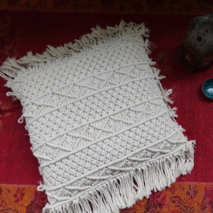 Handgefertigter Makramee Kissenbezug: Boho Kissen (50 x 50 cm)