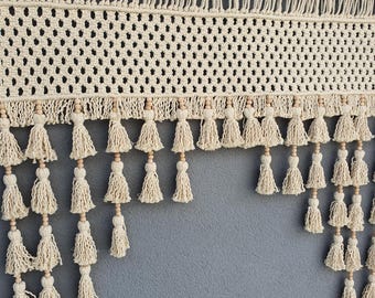 Cortina de macramé con cenefa arqueada, decoración boho neutra de macramé