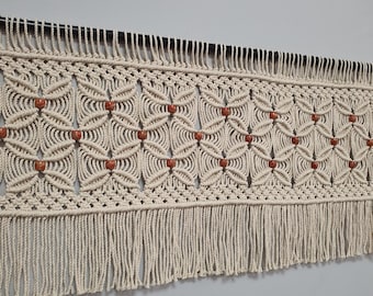 Cenefa de macramé con cuentas rojas a medida, cortinas boho neutras