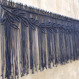 Cortina curta de macramê azul-marinho com estampa de folhas para janela de cozinha.