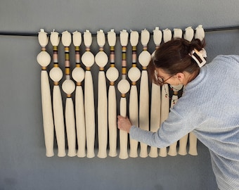 Decoración de pared con cuerda en tonos pastel: Macramé de bola. Altura: 84 cm (33 pulgadas).