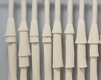 Arte de pared de fibra con borlas envueltas, decoración bohemia de algodón neutro para el hogar