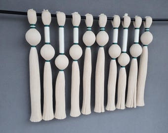 Bola de macramé envuelta en fibra para colgar en la pared, obra de arte textil, decoración del hogar boho, decoraciones de galería,