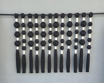 Grote zwarte muurkunst met kwast: geweven woondecoratie, 48 x 35 inch