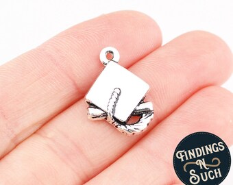 PRETYZOOM 30pcs Graduation Charms Antique Silver Graduation Cap Charm Pendants for DIY Craft Graduation Tassel Necklace Bracelet Earrings Jewelry Making