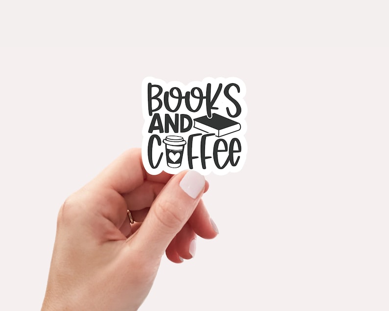 以下が含まれることがあります： 「Books and Coffee」という黒い文字が書かれた白いステッカー。スタイリッシュな本とコーヒーカップの画像が描かれている。