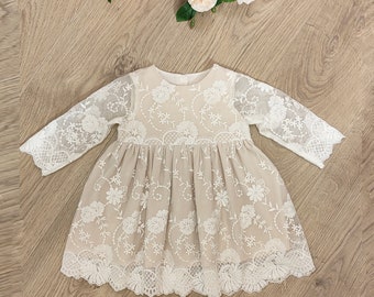 Ecru doopjurk voor baby- of peutermeisje, Beige doopjurk, Bloemenkant beige/ecru jurk met lange mouwen