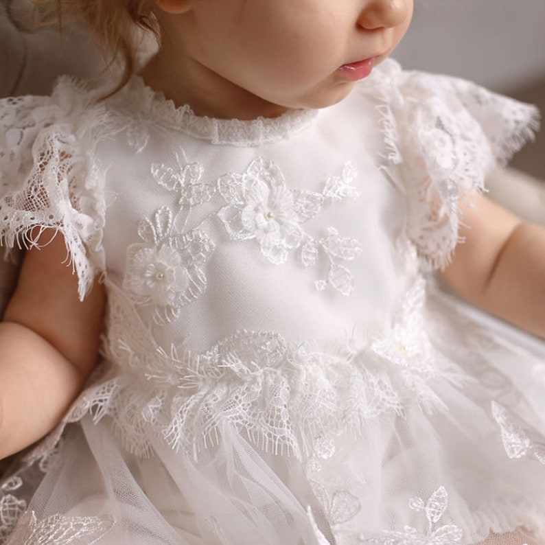 Robe de baptême avec papillons, tenue de baptême pour bébé fille, robe de baptême romantique en dentelle papillon et tulle pour bébé image 4