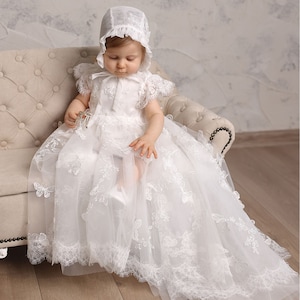 Robe de baptême avec papillons, tenue de baptême pour bébé fille, robe de baptême romantique en dentelle papillon et tulle pour bébé image 2