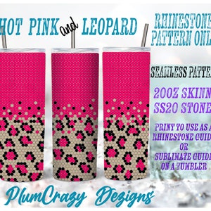 Op de afbeelding: Een digitaal printbaar ontwerp voor een 20 ounce skinny tumbler met een naadloos patroon van felroze en luipaardprint. Het ontwerp is bedoeld om te worden gebruikt als een strass-gids of een sublimatiegids.