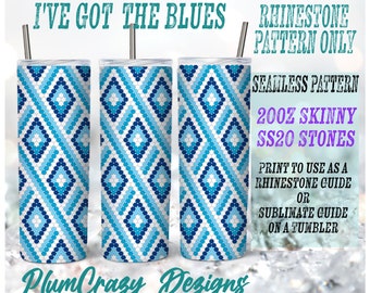 Puede incluir: Una descarga digital de un patrón sin costuras para un vaso skinny de 20 onzas. El patrón es azul y blanco y presenta un diseño en forma de diamante. El patrón se puede utilizar para proyectos de pedrería o sublimación. El texto "I've Got The Blues" y "Rhinestone Pattern Only" está incluido en la imagen.
